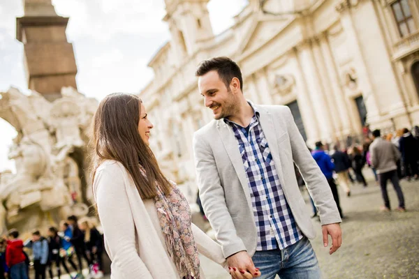 Feliz casal amoroso em Roma — Fotografia de Stock