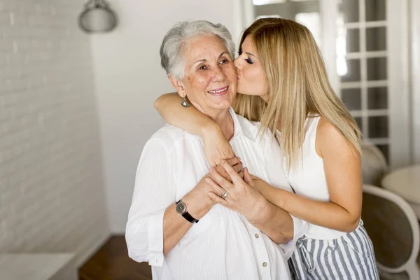 Бабушка целует внучку — стоковое фото