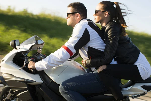 Jovem e uma mulher em uma moto — Fotografia de Stock