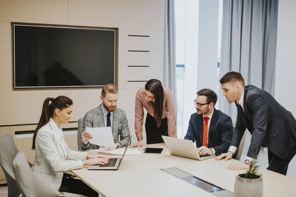 Genç iş adamları ofiste birlikte çalışıyorlar.