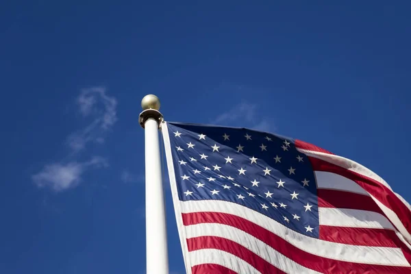 Американський прапор на блакитному небі — стокове фото