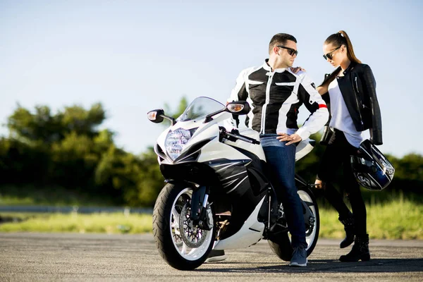 Genç çift deri ceketler ve şık güneş gözlüğü büyümeyenlerdensin