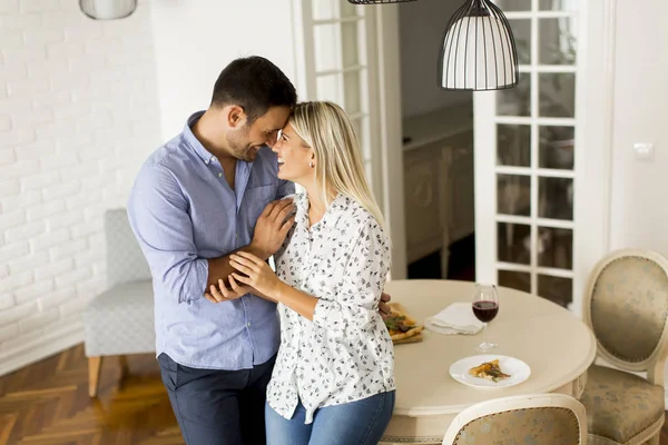 Jong koppel omhelsde in de woonkamer — Stockfoto