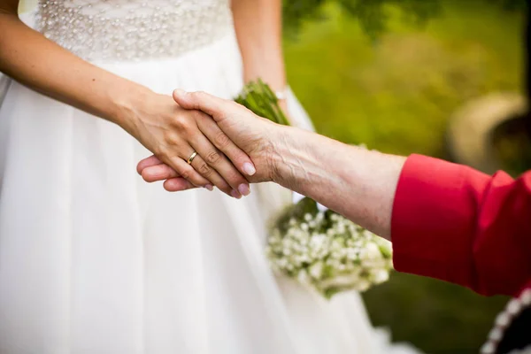 Los invitados felicitan a la novia —  Fotos de Stock