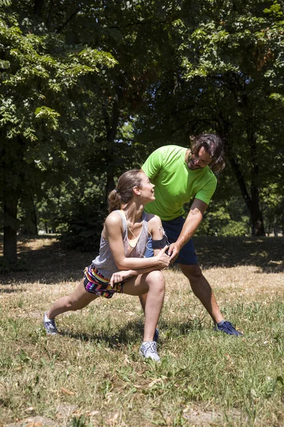Genç çift parkta egzersiz sahip