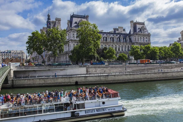 Turistické lodi na řece Seině v Paříži — Stock fotografie