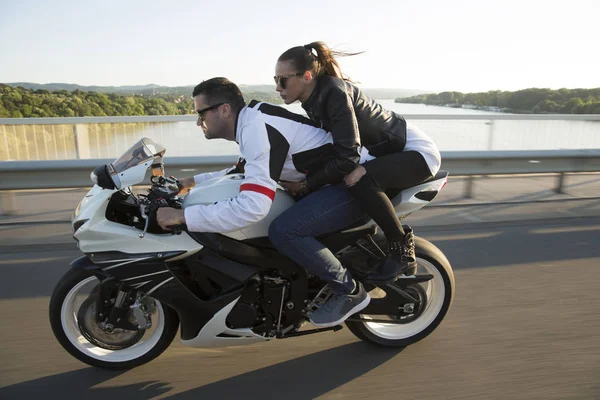 Молодой человек и женщина на мотоцикле — стоковое фото
