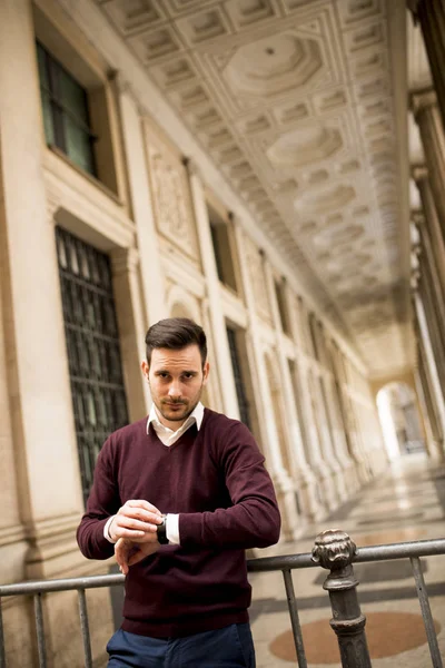 Yakışıklı adam rahat kıyafetler için beklerken zamanı denetleme