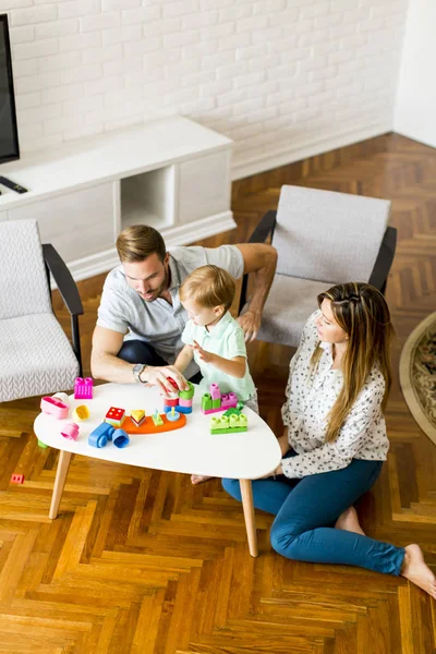 Glückliche junge Familie spielt im Zimmer — Stockfoto