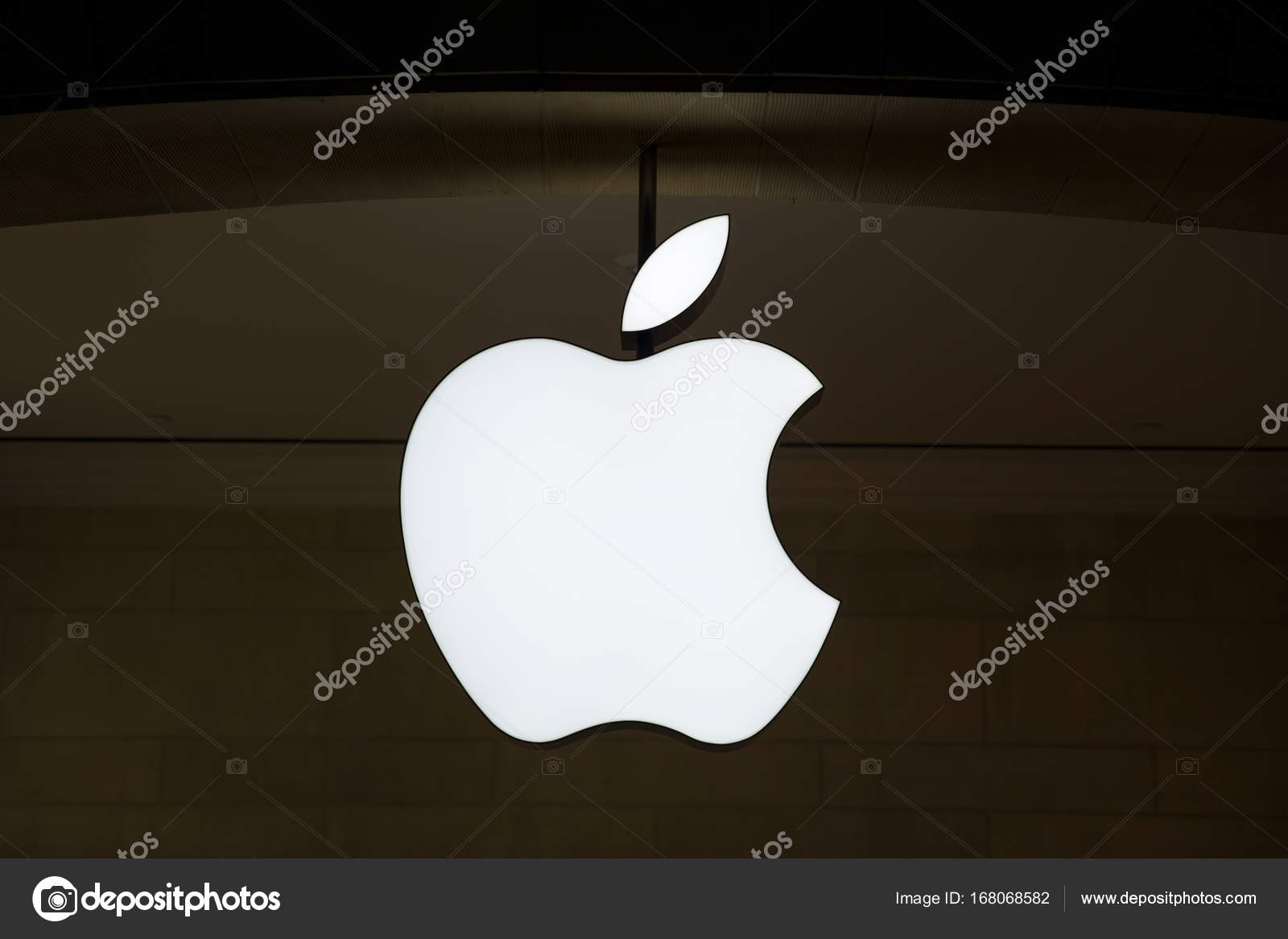 Signo de Apple Store — Foto editorial de stock #168068582 ©boggy22, image size:1600x1167