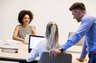 Çok ırklı gençler modern ofis çalışma