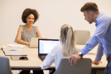 Çok ırklı gençler modern ofis çalışma