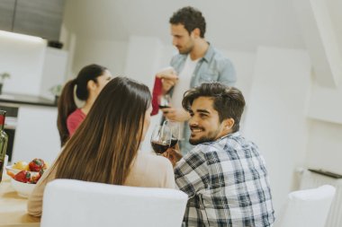 Bir grup genç insan odaya şarap içme