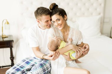 Genç çift yatağa ile kız bebek