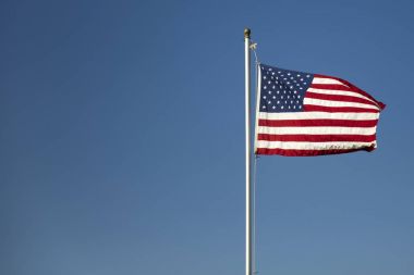 Mavi gökyüzünde Amerikan bayrağı