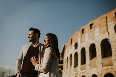 Mutlu çifte sarılma önünde Kolezyum Roma, İtalya