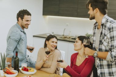 Bir grup genç insan odaya şarap içme