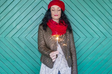 Genç kadın eski kapı tarafından