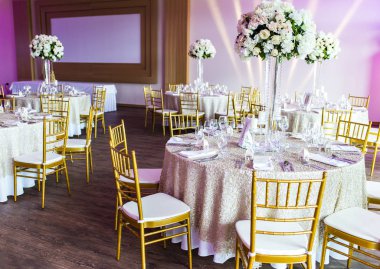 Güzel güller ile büyük vazo