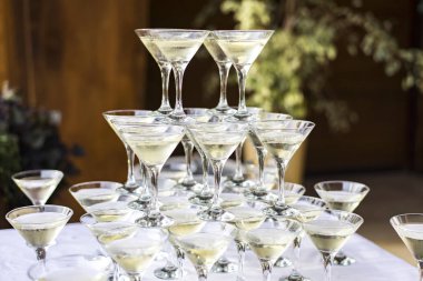 Şampanya masada bardaklarda