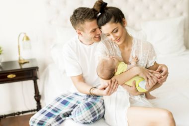 Genç çift yatağa ile kız bebek