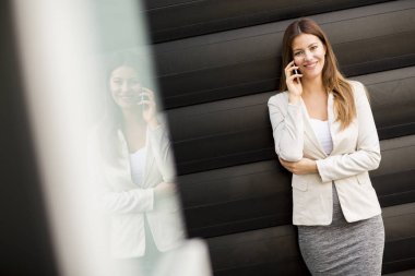 Cep telefonu kullanan iş kadını