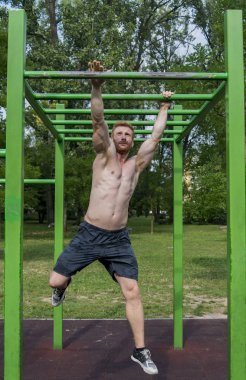 Güçlü yooung adam parkta egzersiz