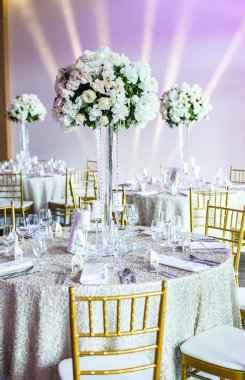 Güzel güller ile büyük vazo