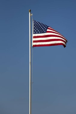 Mavi gökyüzünde Amerikan bayrağı