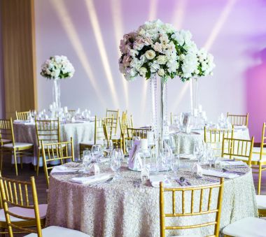 Güzel güller ile büyük vazo