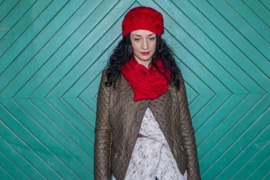 Genç kadın eski kapı tarafından