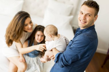 Anne ile kızı odasında