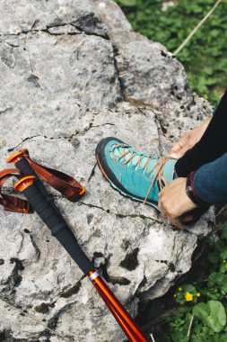 Ayakkabı bağlama manzaraya kadar kapatın