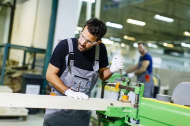 Mobilya fabrikasında çalışmaya iki yakışıklı delikanlı
