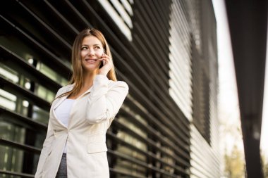 İş kadını telefonda konuşuyor. 