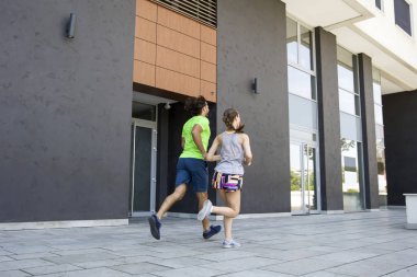 Genç çift koşuyor