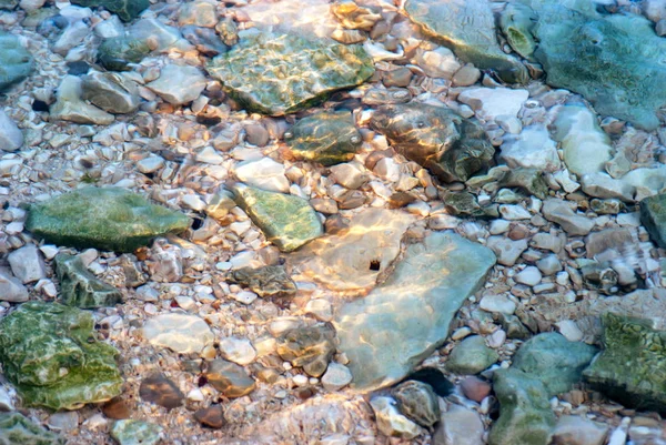 Камені в морській воді — стокове фото