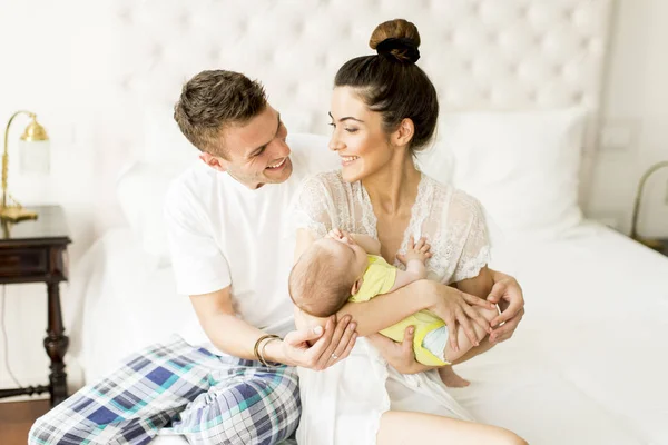 Genç çift yatağa ile kız bebek