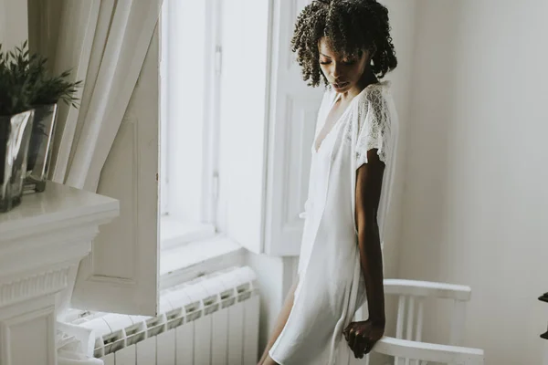 Mujer afroamericana posando en la habitación — Foto de Stock