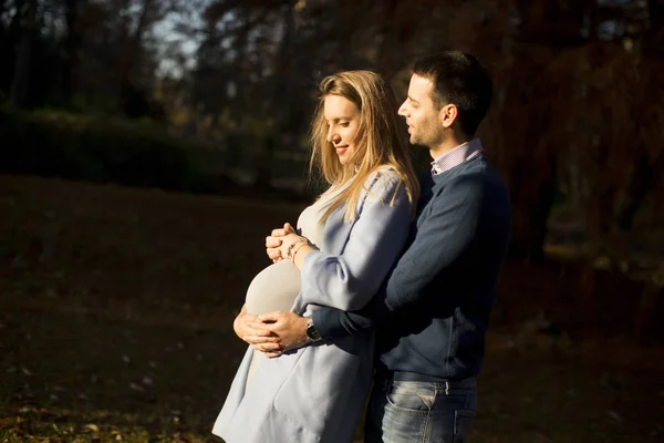 Femme enceinte et son homme aimant — Photo