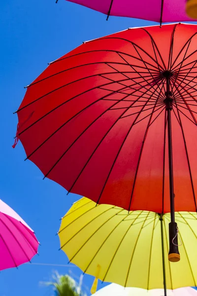 Blick auf bunte Regenschirme — Stockfoto