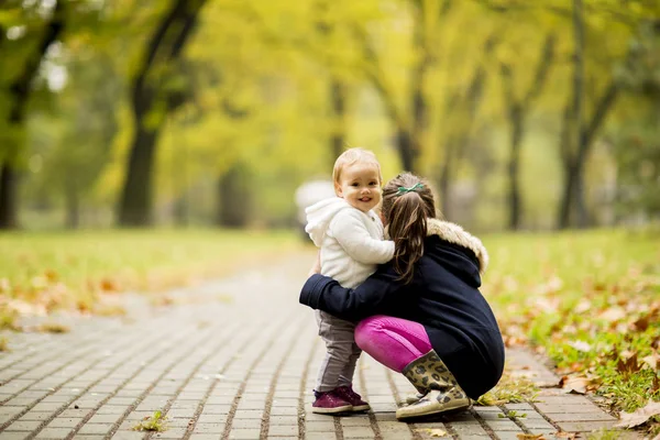 Little sisters i parken hösten — Stockfoto