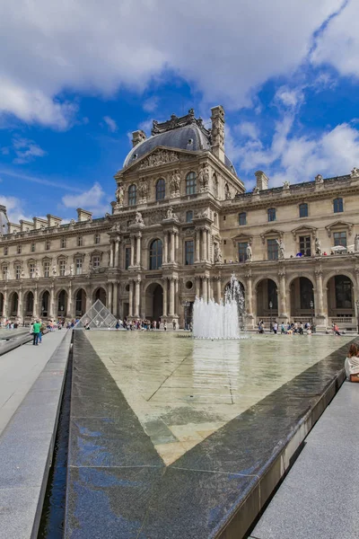 Paris 'teki Louvre Müzesi
