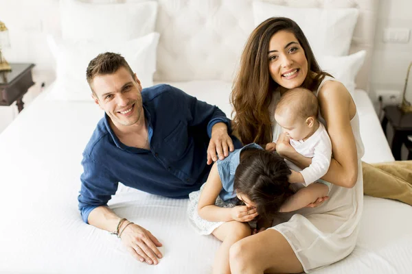 Anne ile kızı odasında