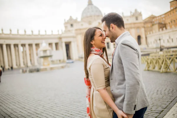 Couple aimant sur la place Saint-Pierre au Vatican — Photo