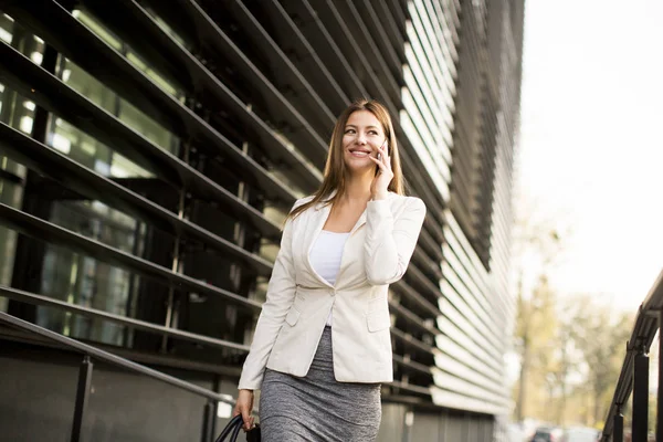 Femme d'affaires parlant au téléphone — Photo