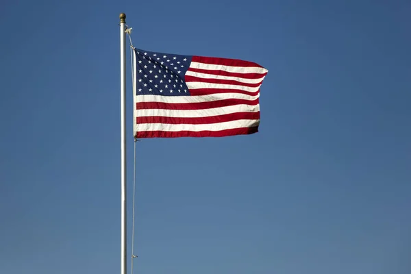 Bandera Americana en el cielo azul — Foto de Stock