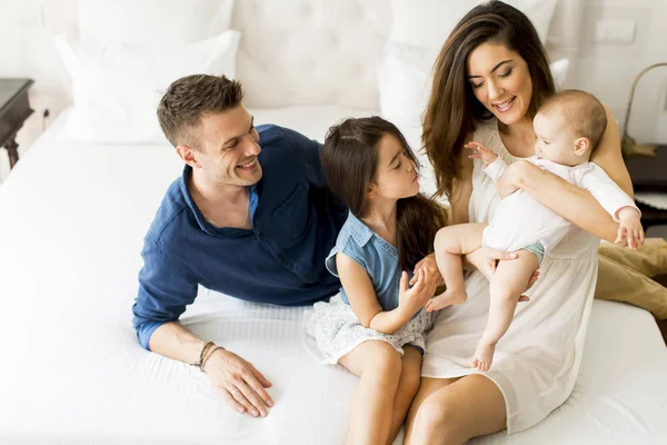 Anne ile kızı odasında