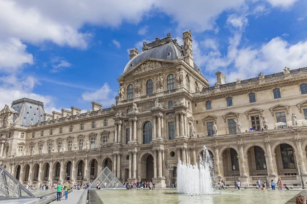 Museo del Louvre en París —  Fotos de Stock