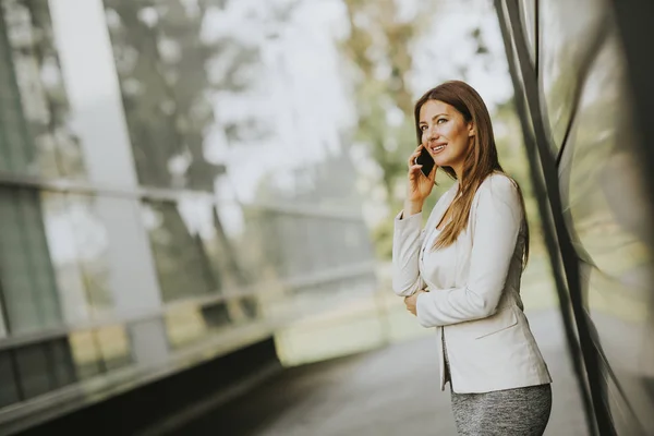 Femme d'affaires utilisant le téléphone mobile — Photo